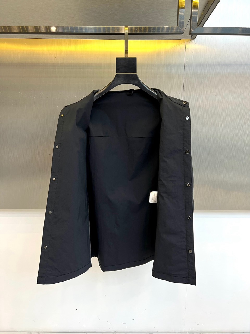 Arcteryx 始祖鸟、2026春夏【商鸟】商务休闲系列外套，以简约利落的衬衫式翻领与纽扣门襟设计，诠