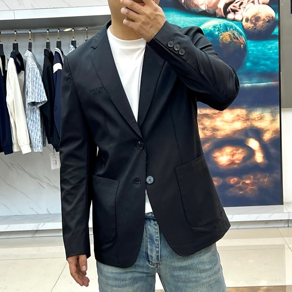 Prad普拉、2026春夏新品单西西装，以经典单排两粒扣平驳领设计，重新定义现代男士衣橱。其剪裁精准利落