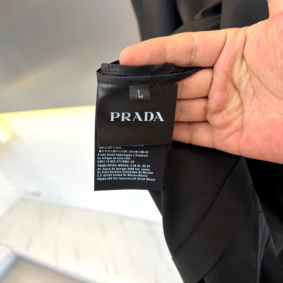 Prad普拉、2026春夏新品单西西装，以经典单排两粒扣平驳领设计，重新定义现代男士衣橱。其剪裁精准利落