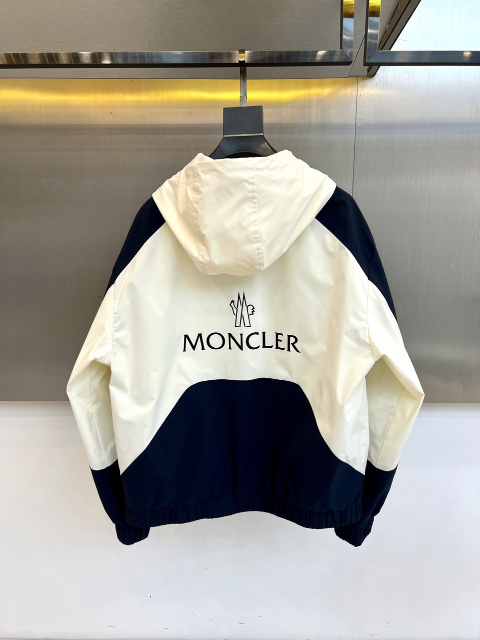 Mon蒙口、2026春夏新品连帽夹克，以利落撞色重构都市户外美学，拼接勾勒出活力轮廓，连帽设计兼具实用与