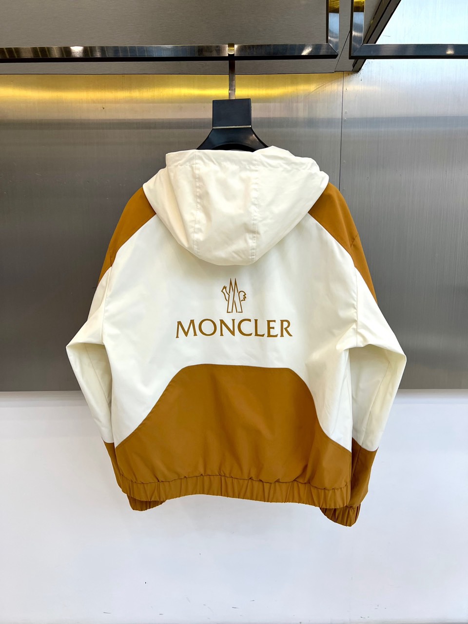 Mon蒙口、2026春夏新品连帽夹克，以利落撞色重构都市户外美学，拼接勾勒出活力轮廓，连帽设计兼具实用与