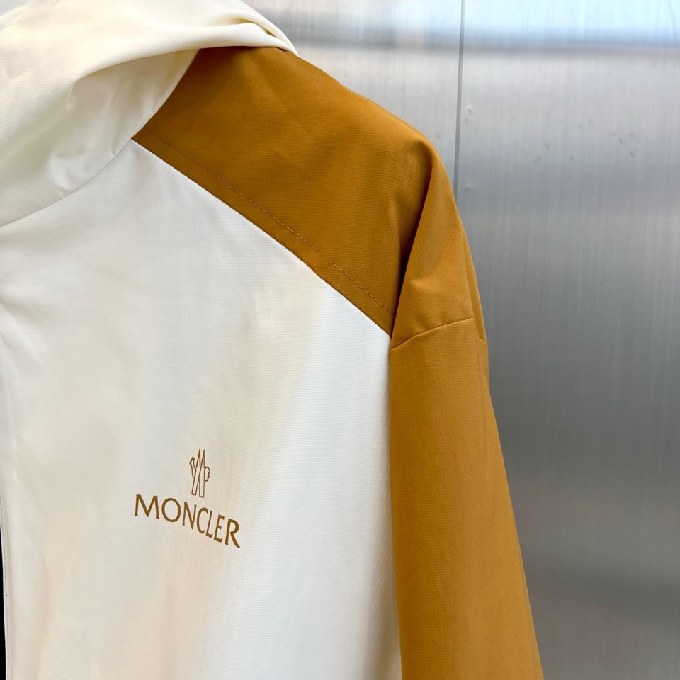 Mon蒙口、2026春夏新品连帽夹克，以利落撞色重构都市户外美学，拼接勾勒出活力轮廓，连帽设计兼具实用与