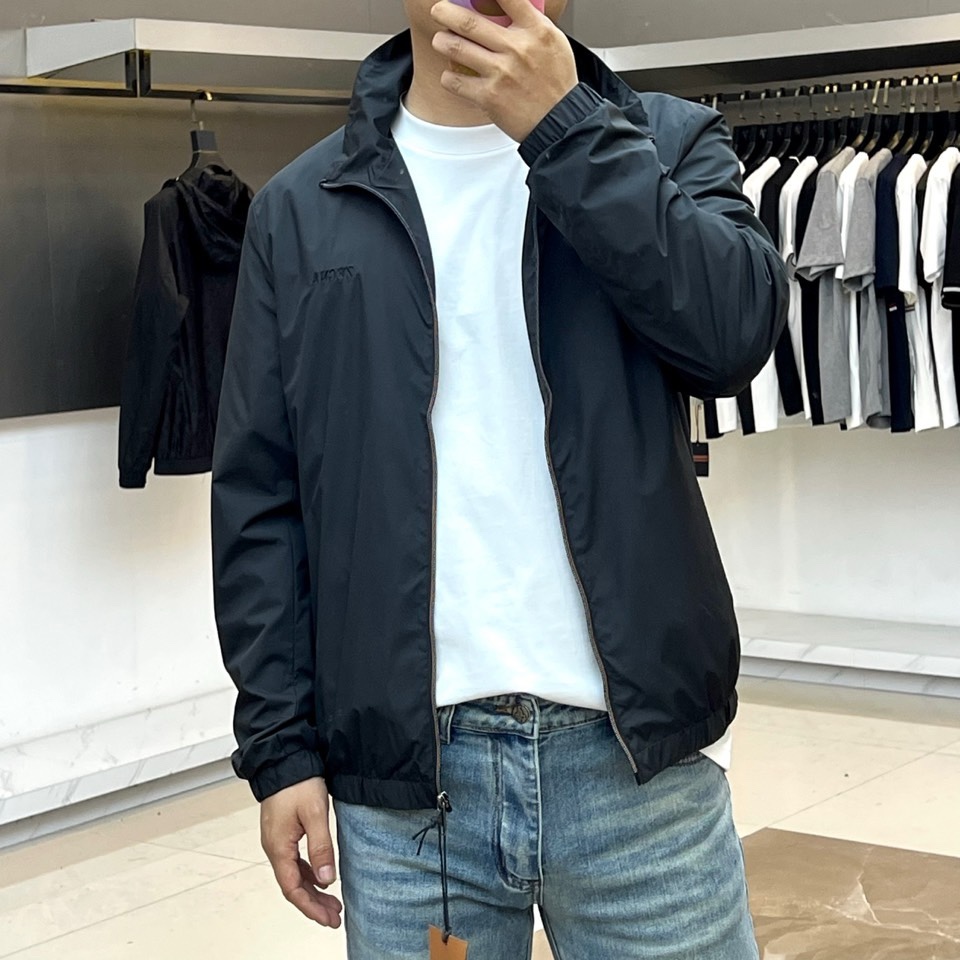 Zegna杰尼亚、2026春夏新品夹克，以深灰纯色为基底，采用立领拉链开合设计，简约利落中透出都市精英的