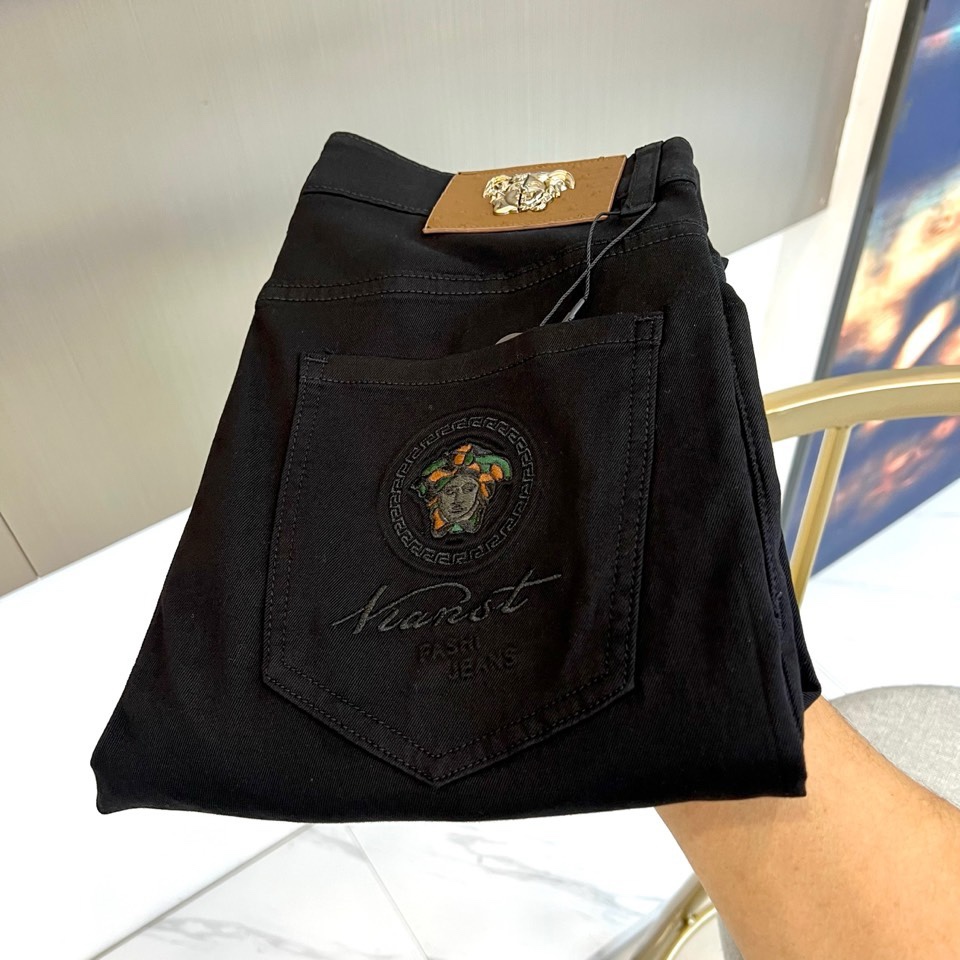 Vers范思哲、2026春夏新品牛仔裤，以经典美杜莎元素为核心设计，后袋立体刺绣美杜莎头像搭配精致签名刺