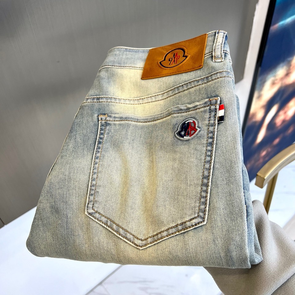 Mon蒙口、2026春夏新品牛仔裤，将高性能理念融入日常丹宁。款式采用经典修身廓形，剪裁精准，确保全天候