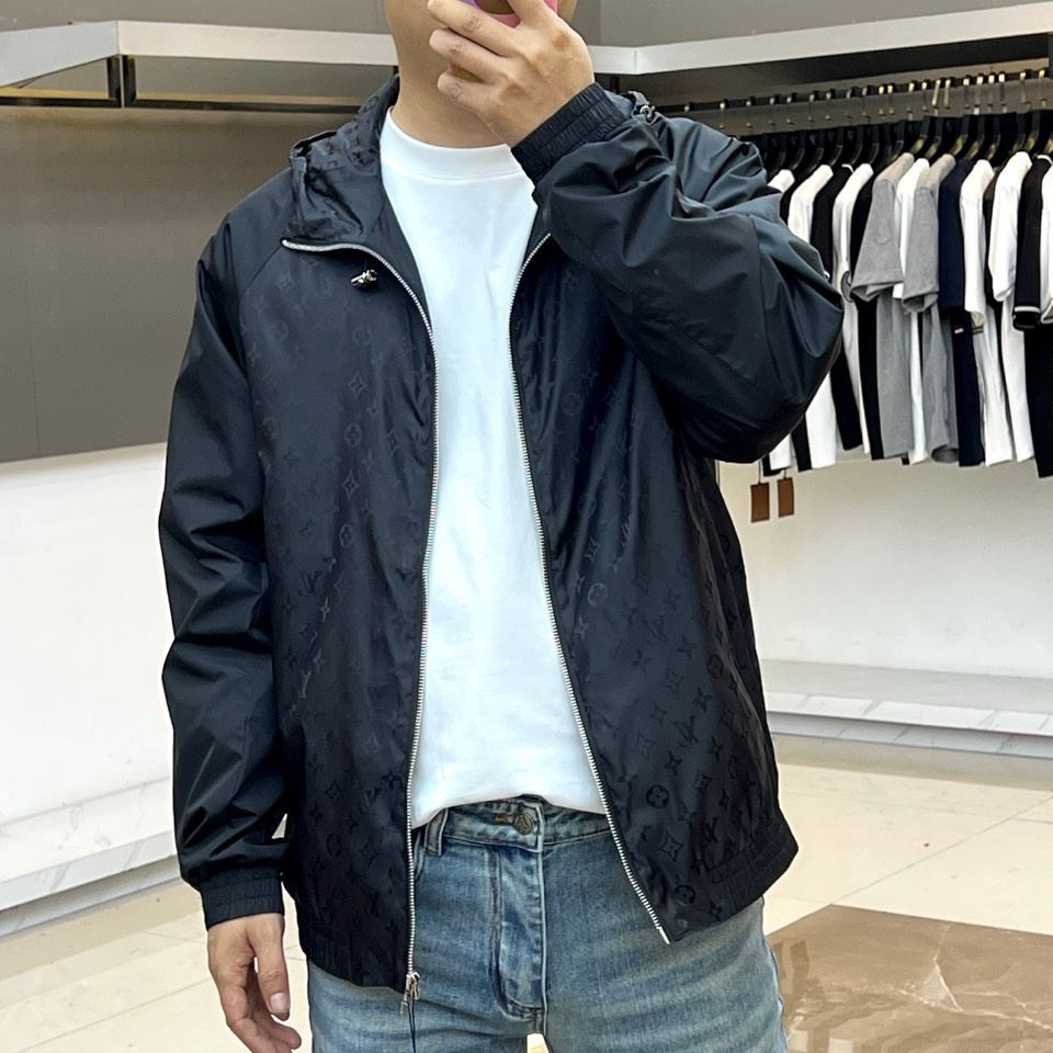 1v、2026春夏新品夹克，灰色调沉稳雅致，连帽设计搭配抽绳调节，兼具功能性与时尚感。正面拉链开合，两侧