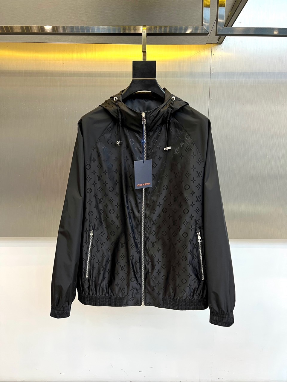 NO:760806,1v, 2026 new spring and summer jacket, gray tone is calm and elegant, hooded design with drawstring adjustment, both functional and fashionable. Front zipper closure, slant pockets on both sides with metal zippers, practical and upgrading. The body is fully printed with the brand's classic presbyopia pattern, low-key showing the luxury gene. The fabric is light and crisp, with windproof and breathable properties, suitable for various scenes in spring and summer. The cuffs and hem are elasticated and trimmed.  It flatters the body and enhances practicality. The overall style combines urban casual and high-street trends. It can be paired with T-shirts, shirts or sweaters to easily manage commuting, traveling or light business occasions. The minimalist silhouette interprets high-end texture and shows a low-key luxury fashion attitude. It is an ideal choice for spring and summer wardrobes that combines practical wear with style. 48-56 (model is 173, 143 pounds, upper body size 50),,jackets  & coats,shirts,tees,t-shirt,hats,198609091v、2026春夏新品夹克,灰色调沉稳雅致,连帽设计搭配抽绳调节,兼具功能性与时尚感.正面拉链开合,两侧斜插口袋配金属拉链,实用且提升层次.衣身满印品牌经典老花图案,低调彰显奢华基因.面料轻盈挺括,具备防风透气特性,适配春夏多场景穿搭.袖口与下摆松紧收口,修饰身形且增强实用性.整体风格融合都市休闲与高街潮流,可搭配T恤、衬衫或针织衫,轻松驾驭通勤、出游或轻商务场合.以极简廓形诠释高级质感,展现低调奢华的时尚态度,是春夏衣橱中兼具实穿与格调的理想之选.48-56（模特173,143斤上身50码）,,jackets & coats,shirts,tees，t-shirt,hats,,Men's clothing