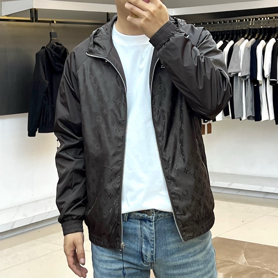 1v、2026春夏新品夹克，灰色调沉稳雅致，连帽设计搭配抽绳调节，兼具功能性与时尚感。正面拉链开合，两侧