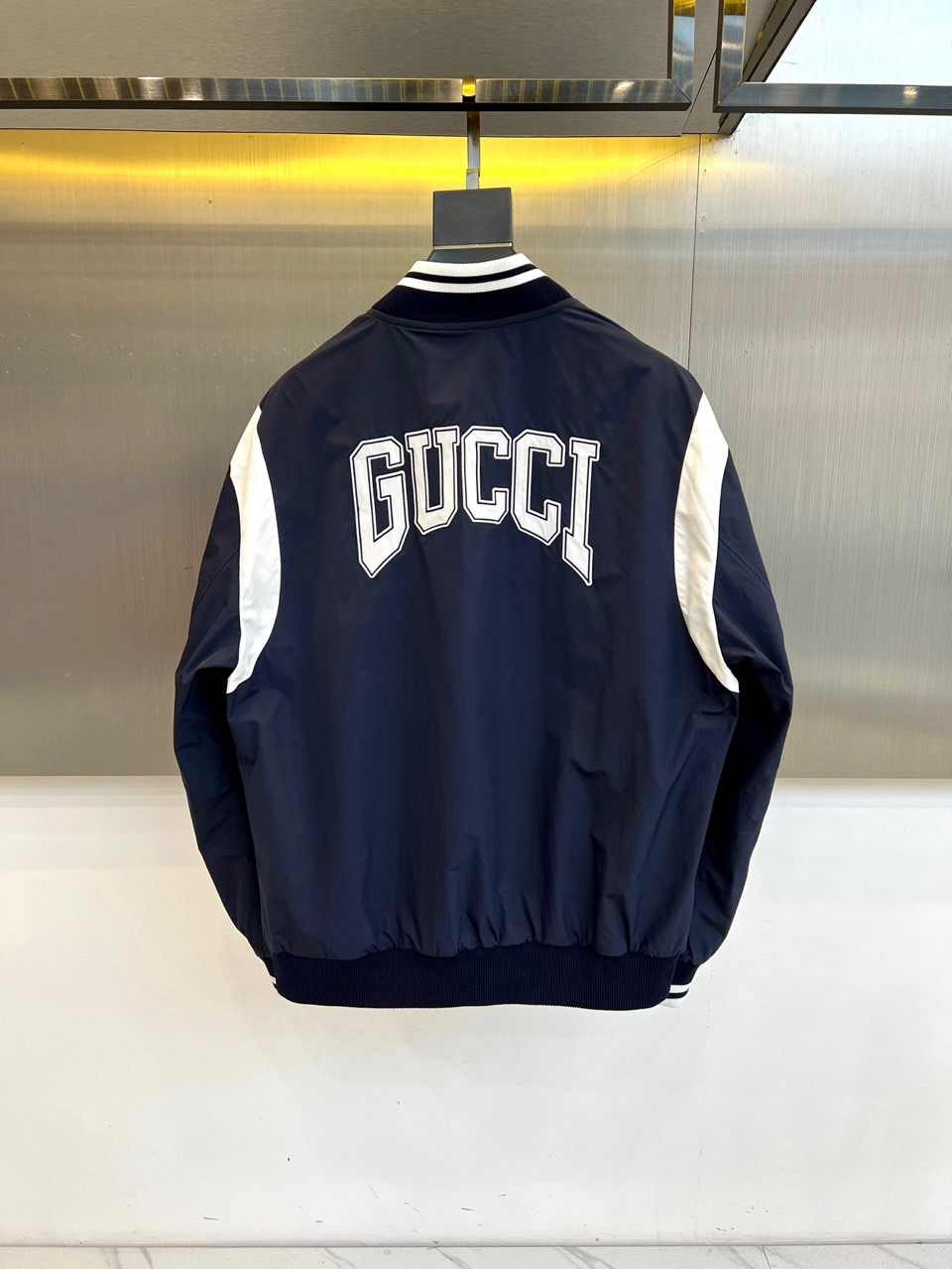 Gucc古驰、2026春夏新品棒球夹克，重塑学院风经典。设计灵感源自复古校园美学，以经典版型融合品牌标志