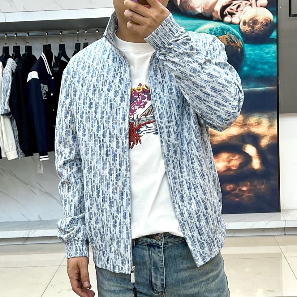 Dio迪奥、2026春夏新品男士外套，以简约立领与利落拉链开合，勾勒出现代都市廓形。版型宽松流畅，兼顾穿