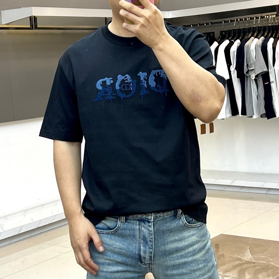 Dio迪奥、2026春夏新品短袖 T恤，以经典色调为基底，打造简约而不失个性的时尚单品。胸前“DIOR”