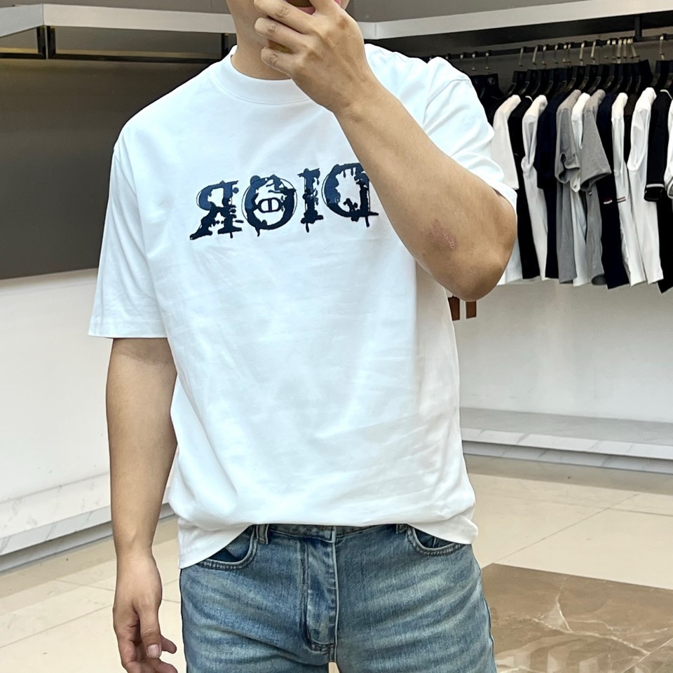 Dio迪奥、2026春夏新品短袖 T恤，以经典色调为基底，打造简约而不失个性的时尚单品。胸前“DIOR”