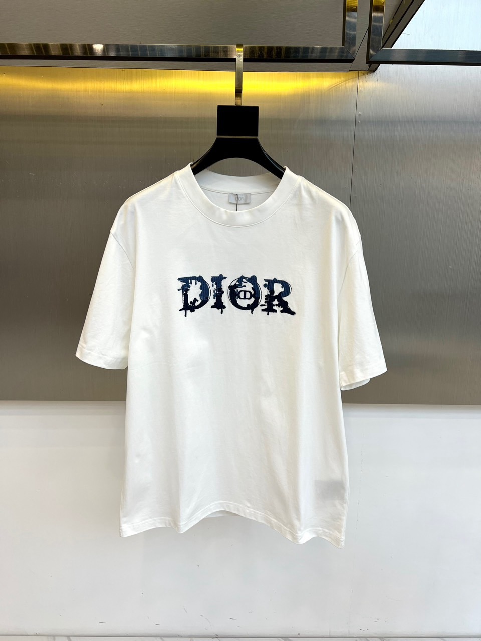 Dio迪奥、2026春夏新品短袖 T恤，以经典色调为基底，打造简约而不失个性的时尚单品。胸前“DIOR”