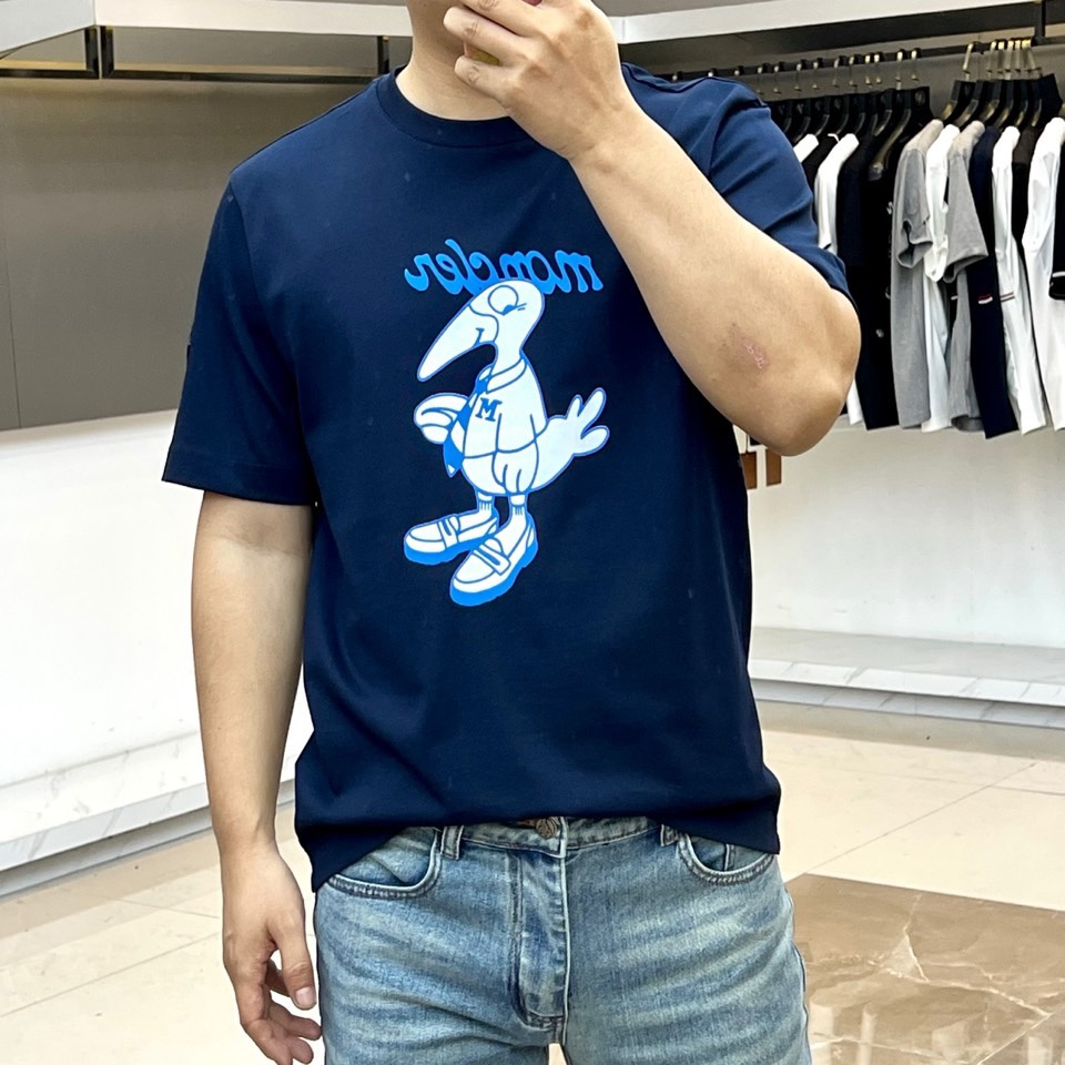 Mon蒙口、2026春夏新品联名卡通短袖T恤，以纯净色调为底色，简约大气又不失清新活力。正面印有品牌标志