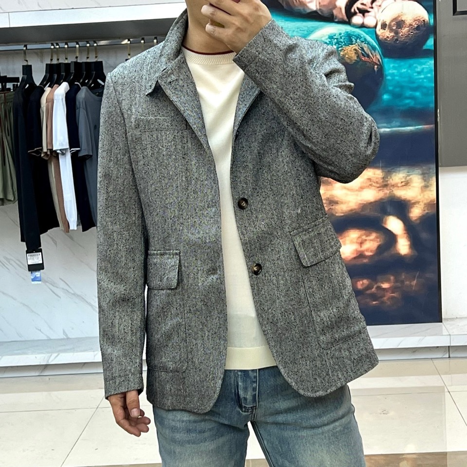 Loro Piana 2026春夏新品夹克，以意式经典美学诠释现代绅士风度。这款夹克采用精致的人字纹面料