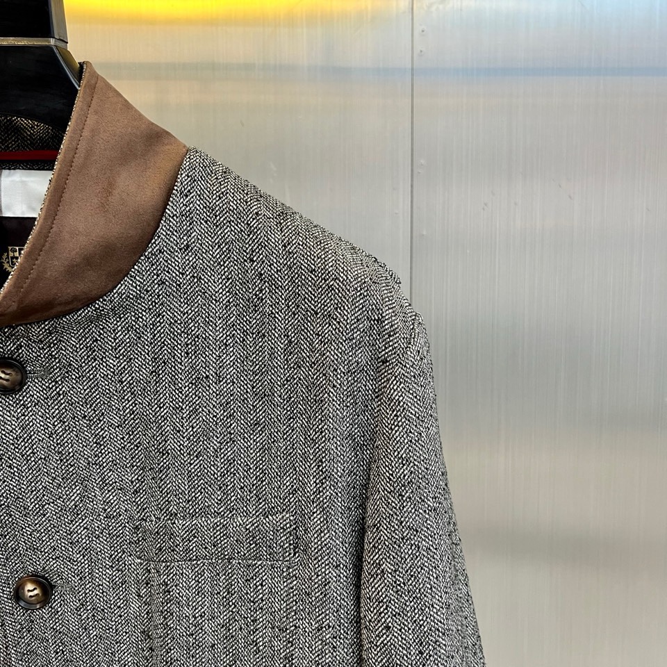 Loro Piana 2026春夏新品夹克，以意式经典美学诠释现代绅士风度。这款夹克采用精致的人字纹面料