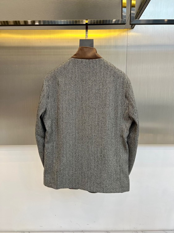 Loro Piana 2026春夏新品夹克，以意式经典美学诠释现代绅士风度。这款夹克采用精致的人字纹面料