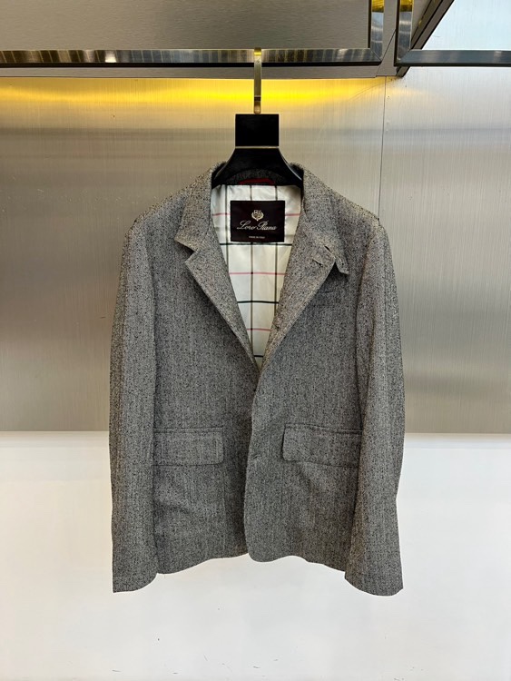 Loro Piana 2026春夏新品夹克，以意式经典美学诠释现代绅士风度。这款夹克采用精致的人字纹面料