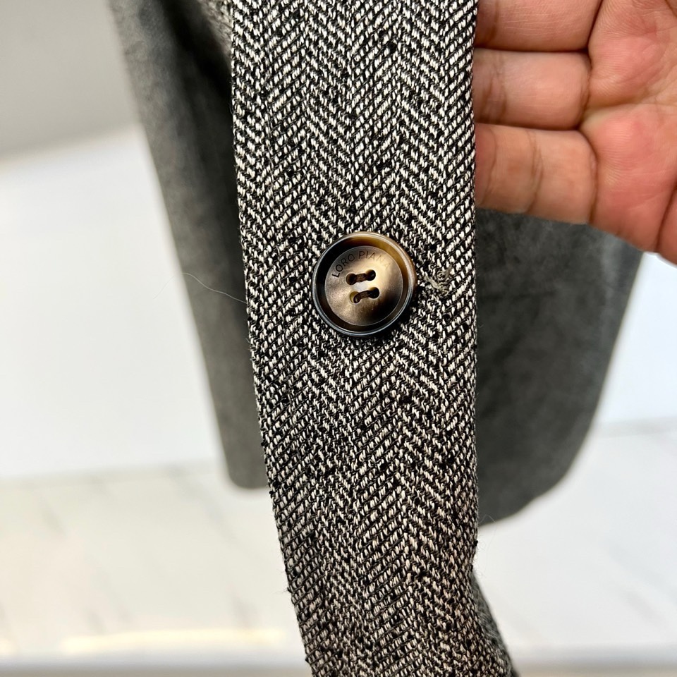 Loro Piana 2026春夏新品夹克，以意式经典美学诠释现代绅士风度。这款夹克采用精致的人字纹面料