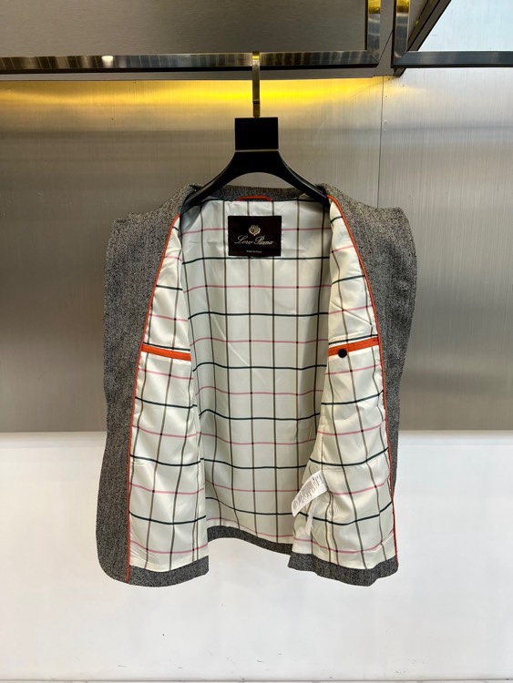 Loro Piana 2026春夏新品夹克，以意式经典美学诠释现代绅士风度。这款夹克采用精致的人字纹面料