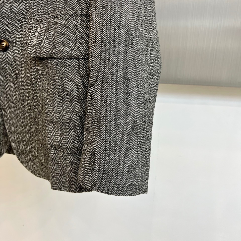 Loro Piana 2026春夏新品夹克，以意式经典美学诠释现代绅士风度。这款夹克采用精致的人字纹面料
