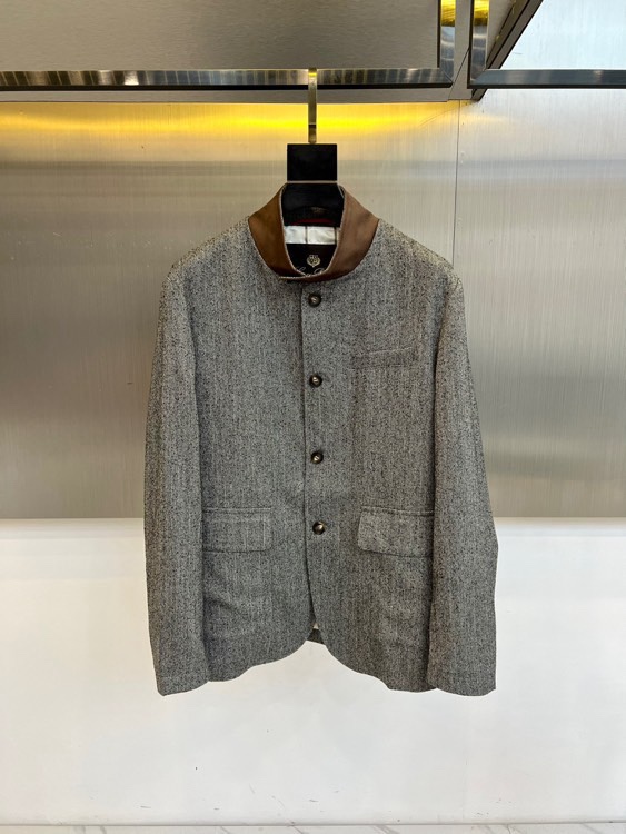 Loro Piana 2026春夏新品夹克，以意式经典美学诠释现代绅士风度。这款夹克采用精致的人字纹面料