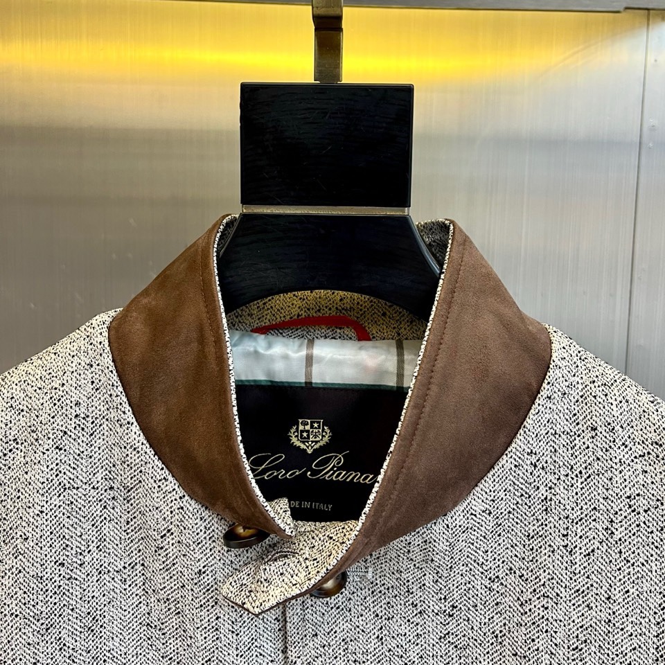 Loro Piana 2026春夏新品夹克，以意式经典美学诠释现代绅士风度。这款夹克采用精致的人字纹面料