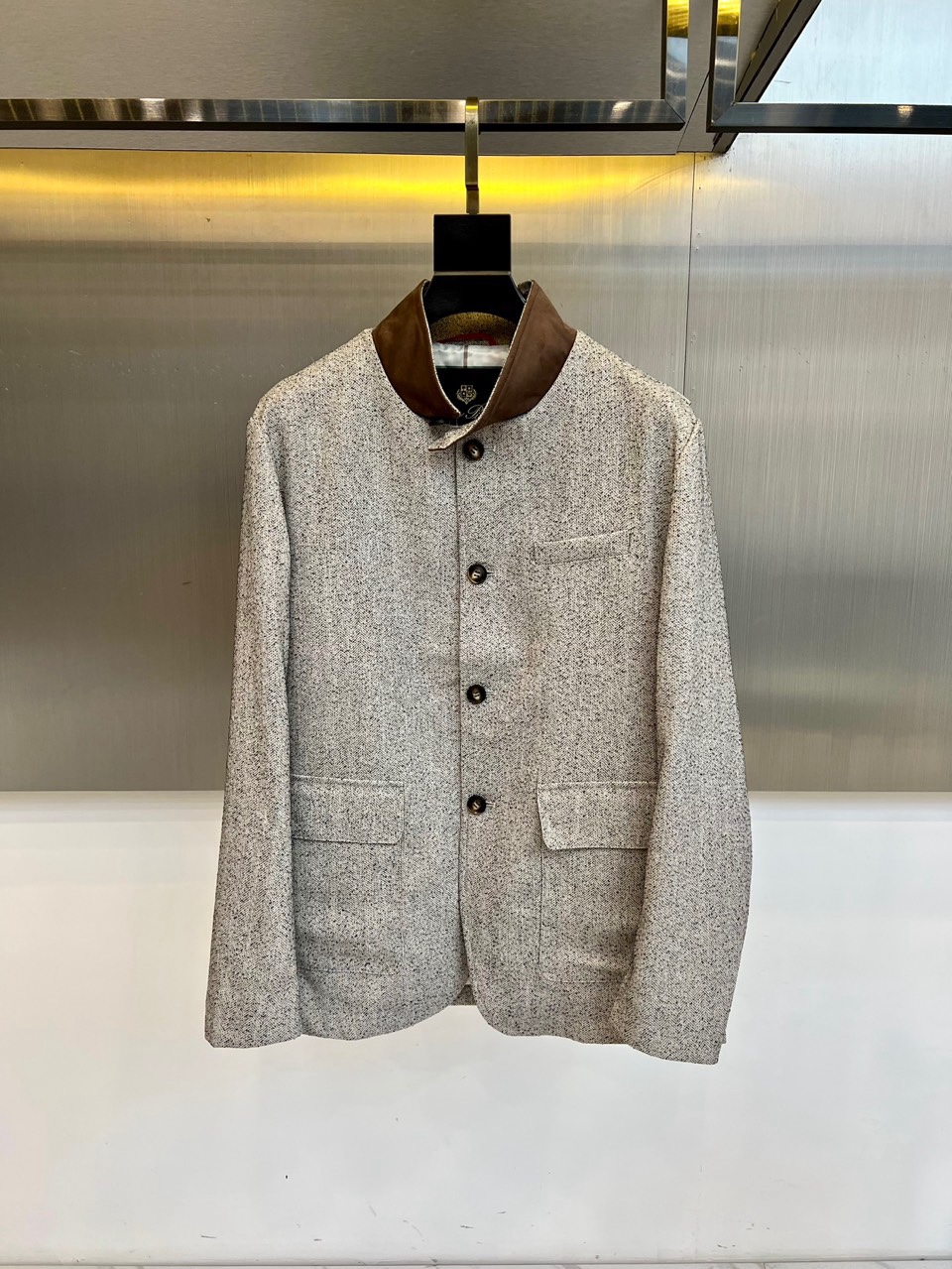 Loro Piana 2026春夏新品夹克，以意式经典美学诠释现代绅士风度。这款夹克采用精致的人字纹面料
