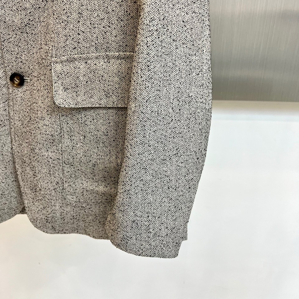 Loro Piana 2026春夏新品夹克，以意式经典美学诠释现代绅士风度。这款夹克采用精致的人字纹面料
