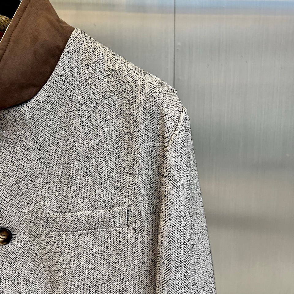 Loro Piana 2026春夏新品夹克，以意式经典美学诠释现代绅士风度。这款夹克采用精致的人字纹面料