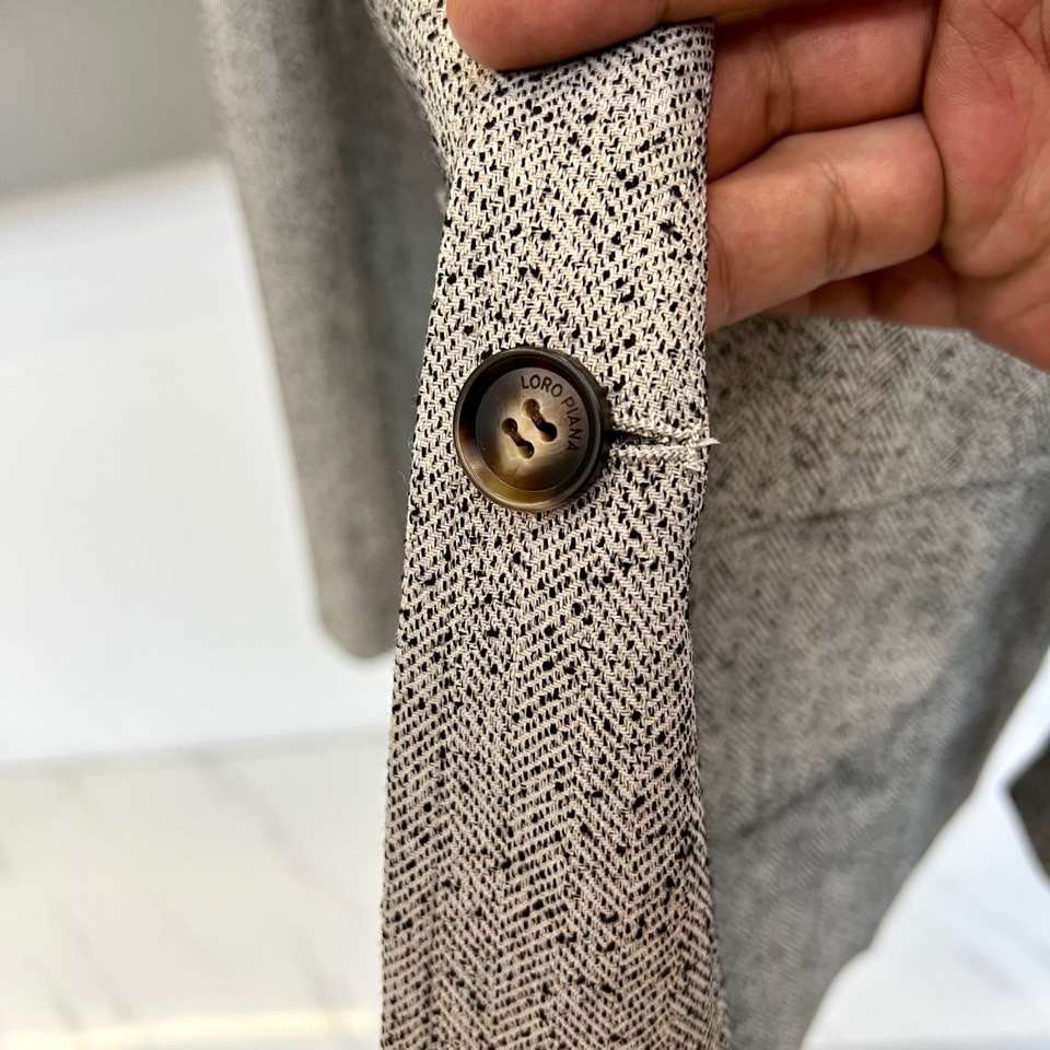 Loro Piana 2026春夏新品夹克，以意式经典美学诠释现代绅士风度。这款夹克采用精致的人字纹面料