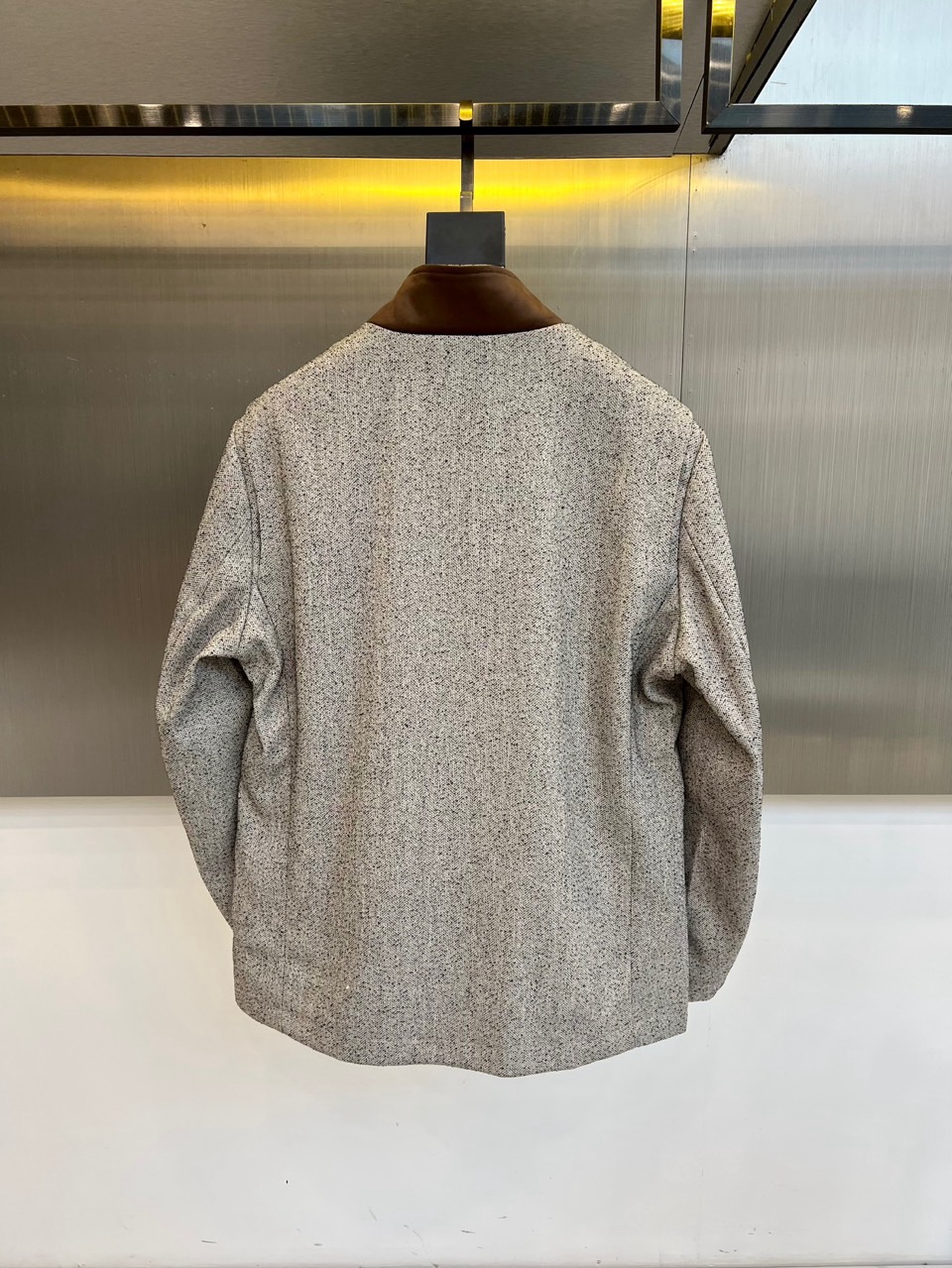 Loro Piana 2026春夏新品夹克，以意式经典美学诠释现代绅士风度。这款夹克采用精致的人字纹面料
