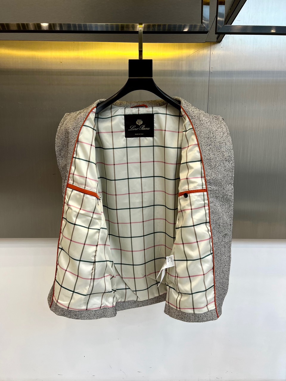 Loro Piana 2026春夏新品夹克，以意式经典美学诠释现代绅士风度。这款夹克采用精致的人字纹面料