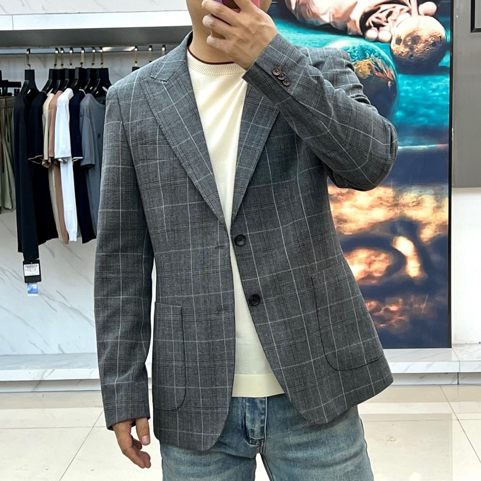 Zegna杰尼亚、2026春夏新品男士格纹西装，以经典的窗格纹设计，诠释意式绅士的雅致与松弛。这款西装采