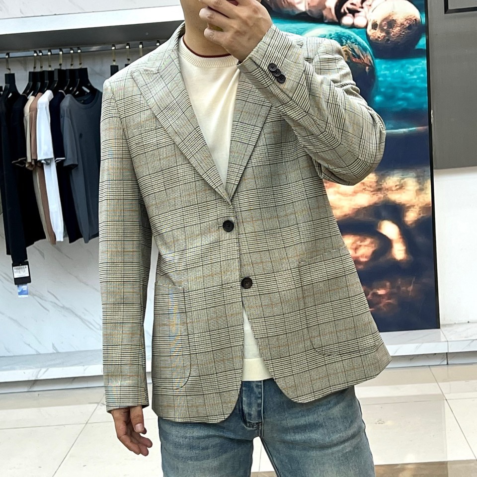 Zegna杰尼亚、2026春夏新品男士格纹西装，以经典的窗格纹设计，诠释意式绅士的雅致与松弛。这款西装采