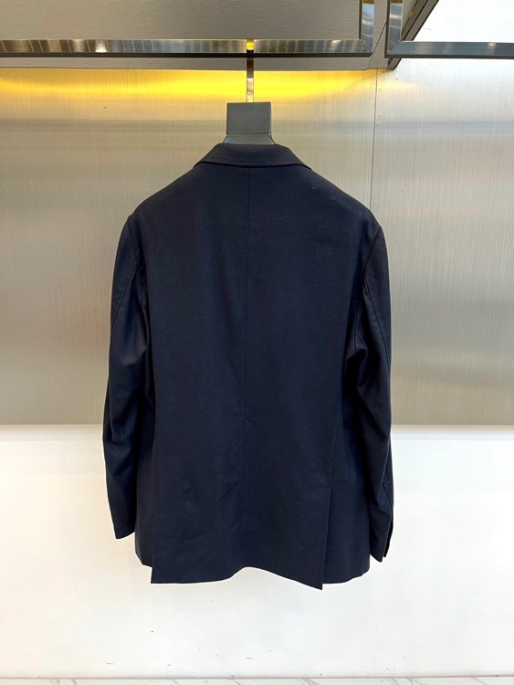 Brunello Cucinelli-BC、2026春夏便西，以经典单排两粒扣与利落翻驳领勾勒隽永廓形。