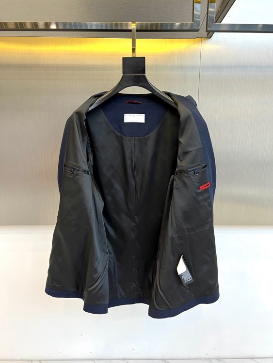 Brunello Cucinelli-BC、2026春夏便西，以经典单排两粒扣与利落翻驳领勾勒隽永廓形。