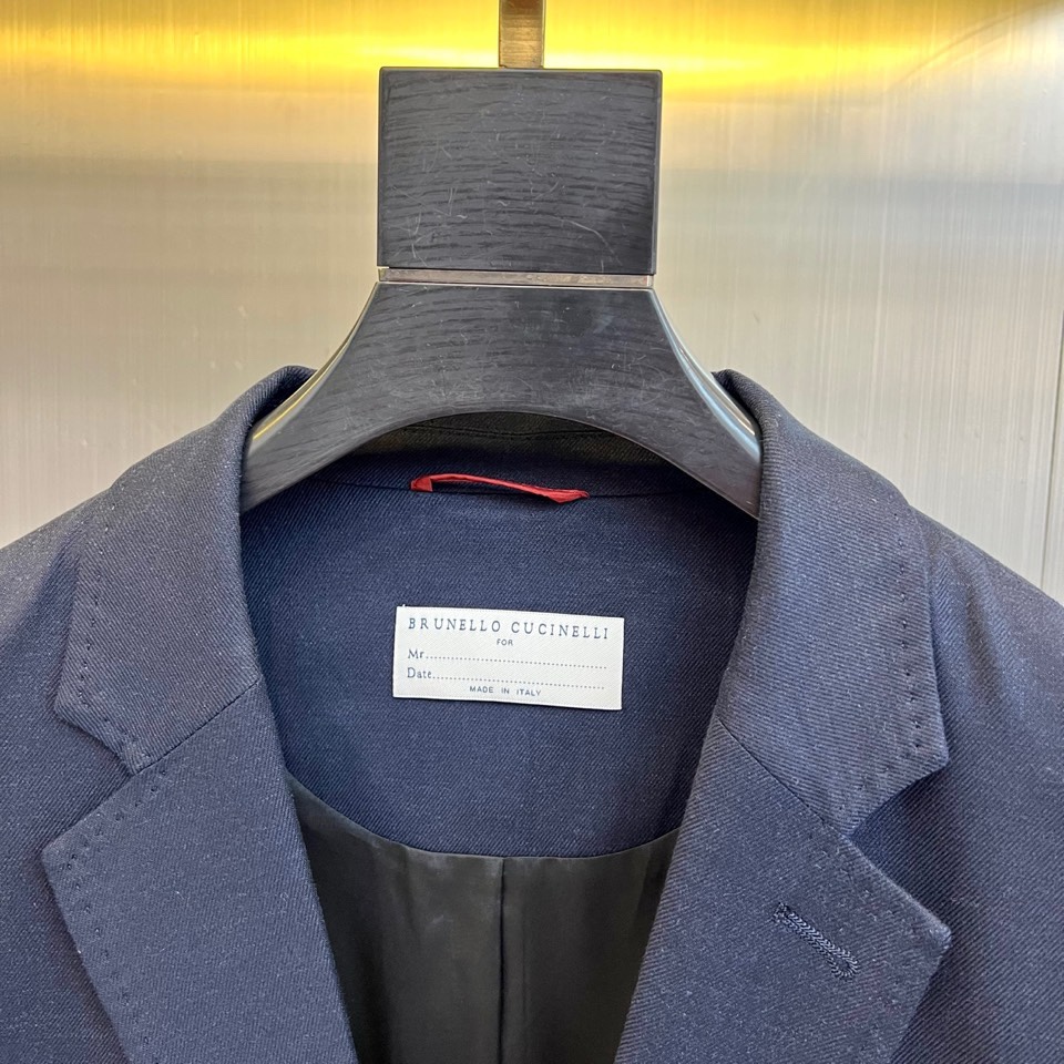 Brunello Cucinelli-BC、2026春夏便西，以经典单排两粒扣与利落翻驳领勾勒隽永廓形。