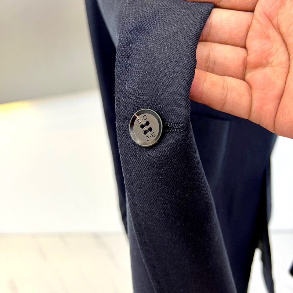 Brunello Cucinelli-BC、2026春夏便西，以经典单排两粒扣与利落翻驳领勾勒隽永廓形。
