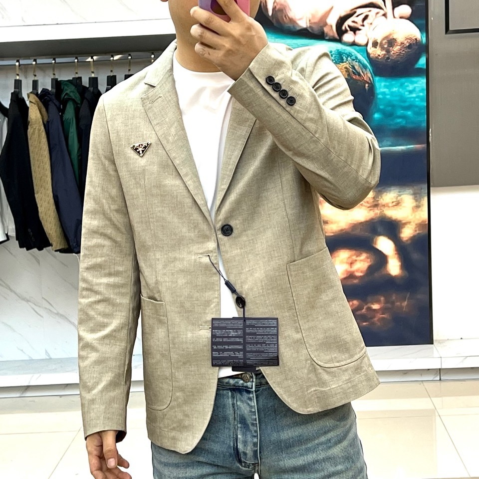 Prad普拉达、2026春夏新品男士西装，以经典单排扣与利落翻驳领剪裁，重塑现代商务廓形。线条简洁流畅，