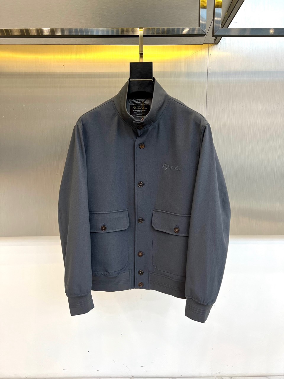 Loro Piana 2026春夏新品夹克，以经典立领与纽扣开襟设计，演绎隽永的意式优雅。前襟单排纽扣排