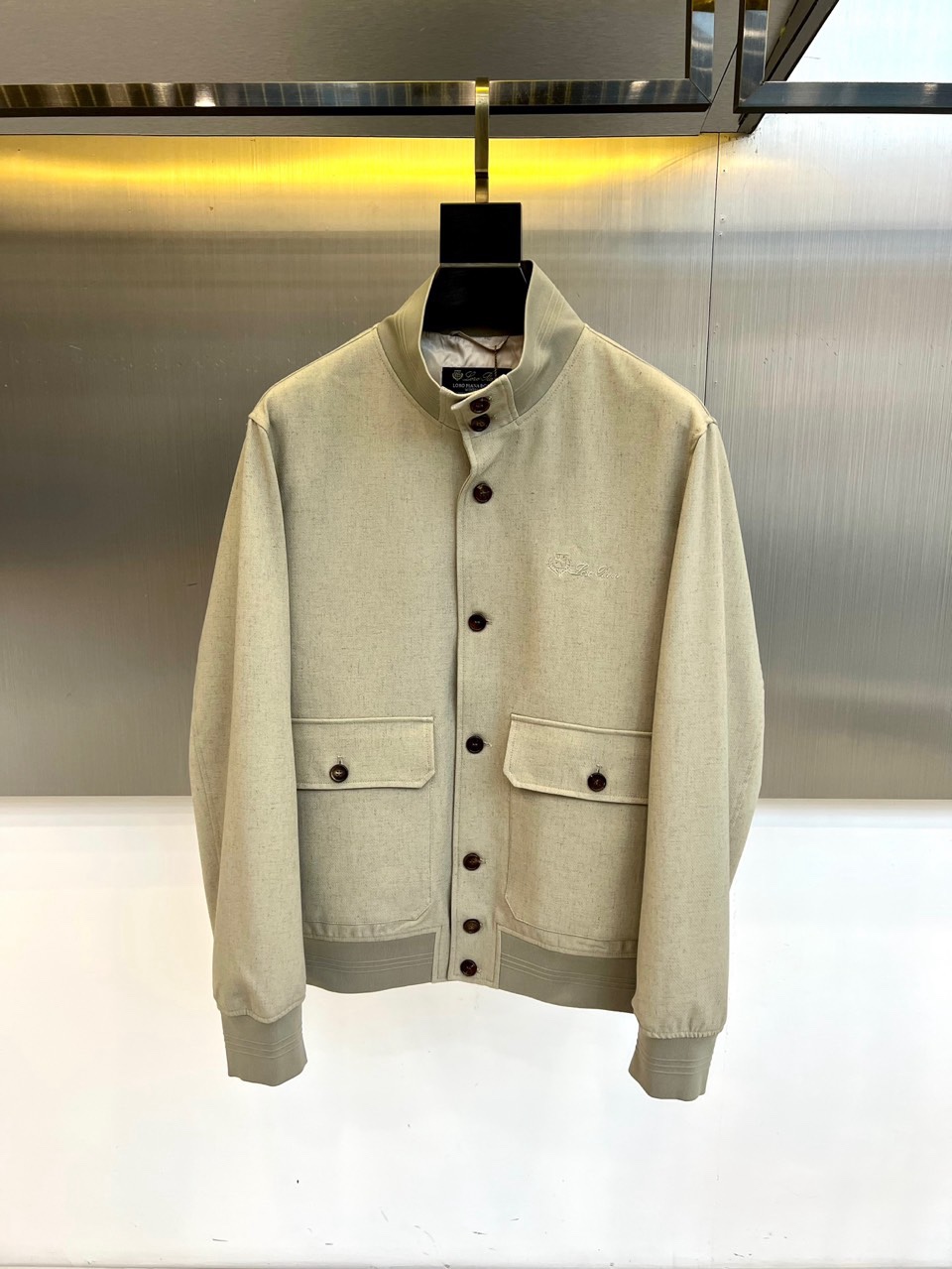Loro Piana 2026春夏新品夹克，以经典立领与纽扣开襟设计，演绎隽永的意式优雅。前襟单排纽扣排