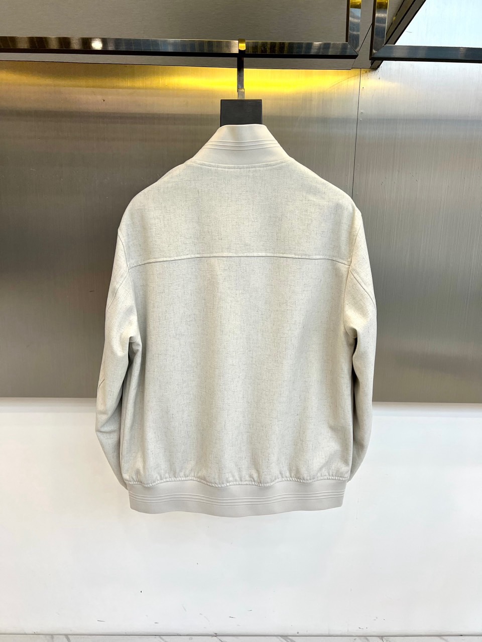Loro Piana 2026春夏新品夹克，以经典立领与纽扣开襟设计，演绎隽永的意式优雅。前襟单排纽扣排