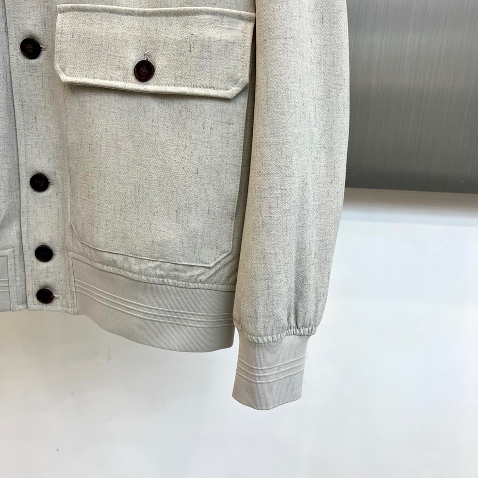 Loro Piana 2026春夏新品夹克，以经典立领与纽扣开襟设计，演绎隽永的意式优雅。前襟单排纽扣排