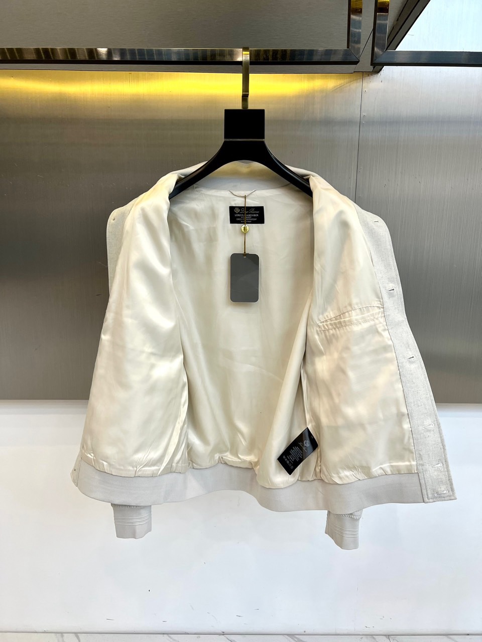Loro Piana 2026春夏新品夹克，以经典立领与纽扣开襟设计，演绎隽永的意式优雅。前襟单排纽扣排