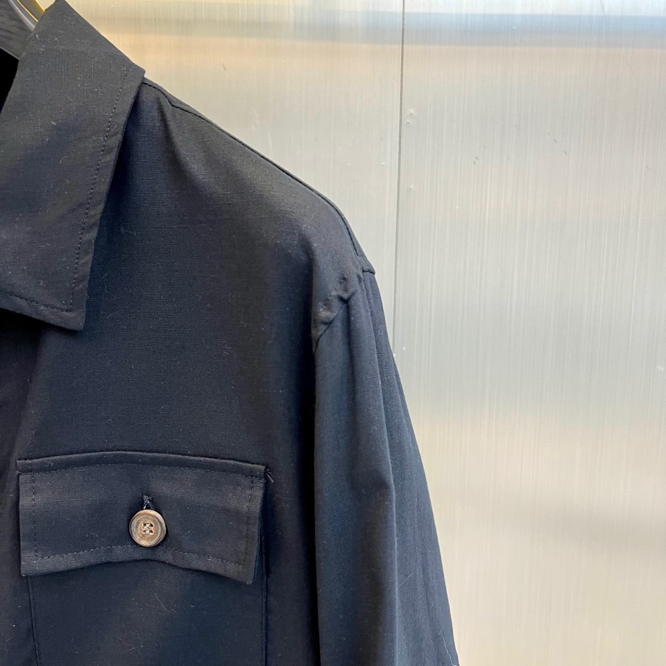Brunello Cucinelli 2026春夏新品夹克，以经典翻领结合顺滑拉链开襟，诠释现代简约风范