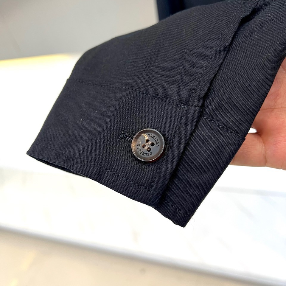 Brunello Cucinelli 2026春夏新品夹克，以经典翻领结合顺滑拉链开襟，诠释现代简约风范