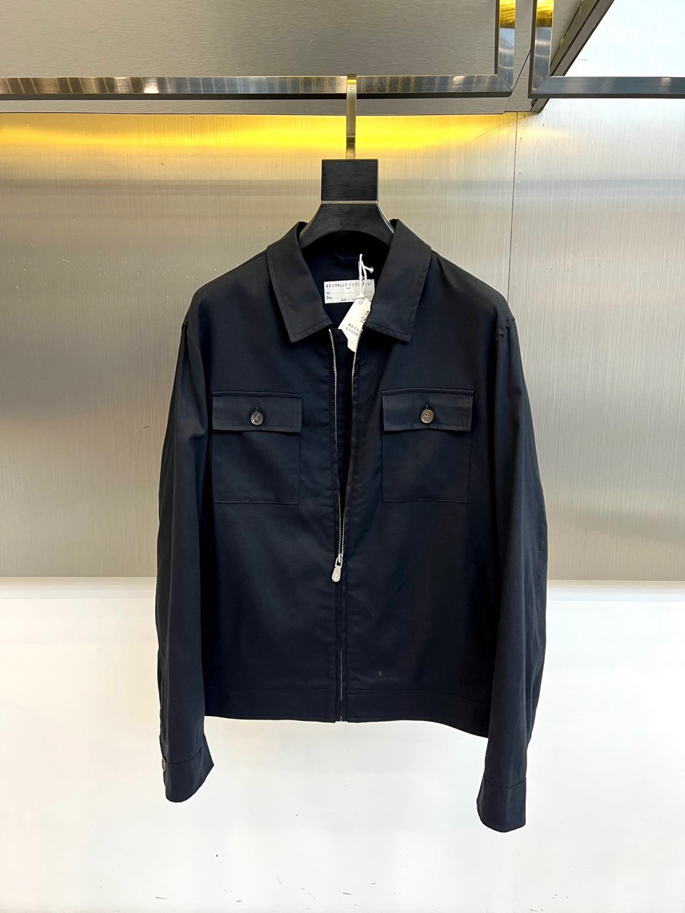 Brunello Cucinelli 2026春夏新品夹克，以经典翻领结合顺滑拉链开襟，诠释现代简约风范