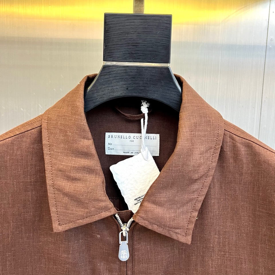 Brunello Cucinelli 2026春夏新品夹克，以经典翻领结合顺滑拉链开襟，诠释现代简约风范