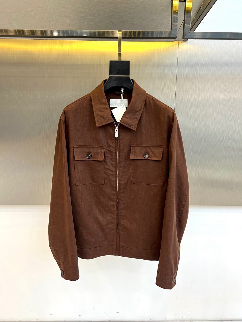 Brunello Cucinelli 2026春夏新品夹克，以经典翻领结合顺滑拉链开襟，诠释现代简约风范